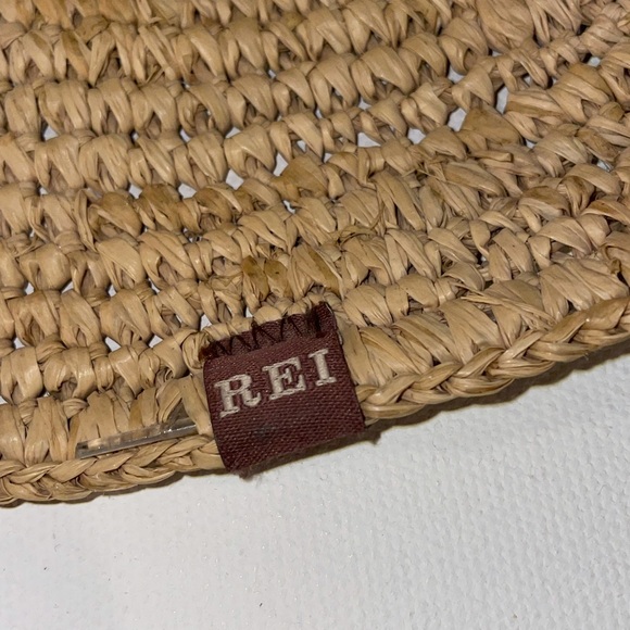 REI - Outdoor Hat - Picture 3 of 9